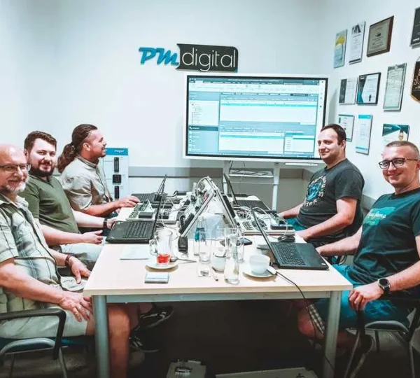 zespół informatyczny PM Digital w trakcie narady roboczej