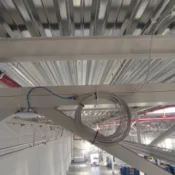 okablowanie w trakcie prac w centrum logistycznym