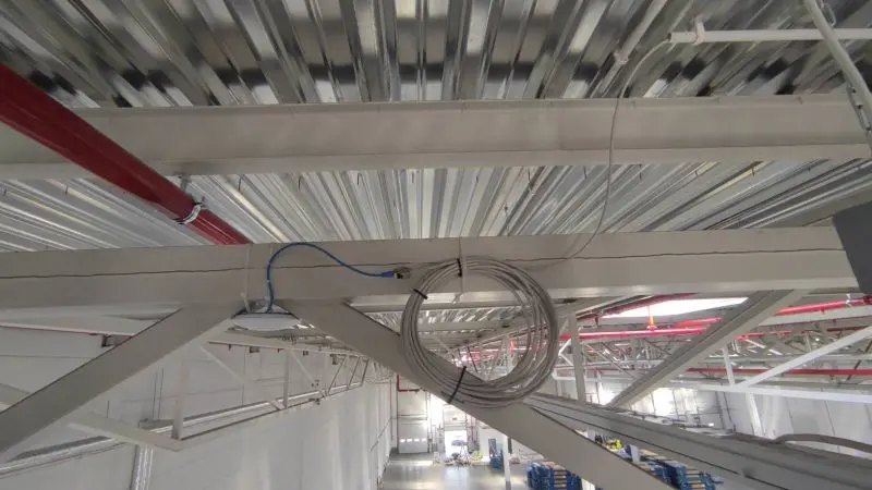 Kompleksowa infrastruktura IT i systemy bezpieczeństwa w centrum magazynowym